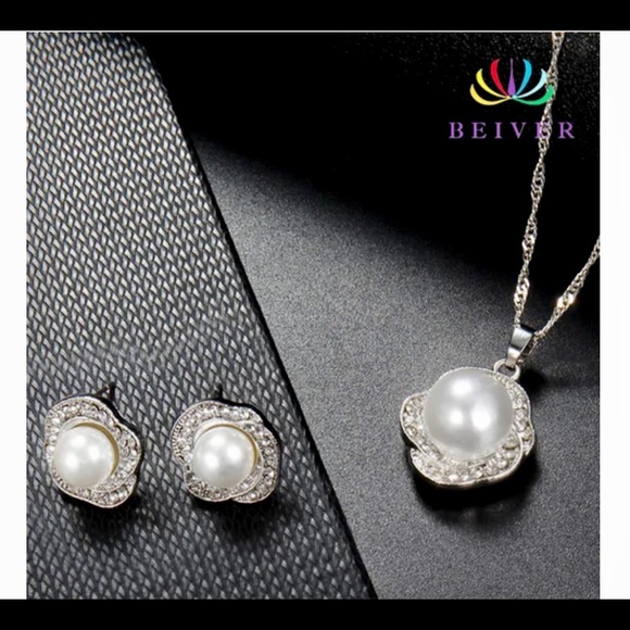 ❌SOLD❌ Silver & Pearl Necklace and Earring Set, New - Picture 8 of 11